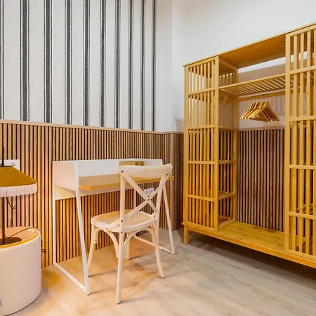 New Modern - Quiet Street - Setas De