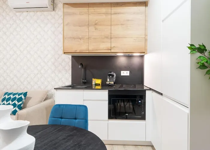 New Modern - Quiet Street - Setas De