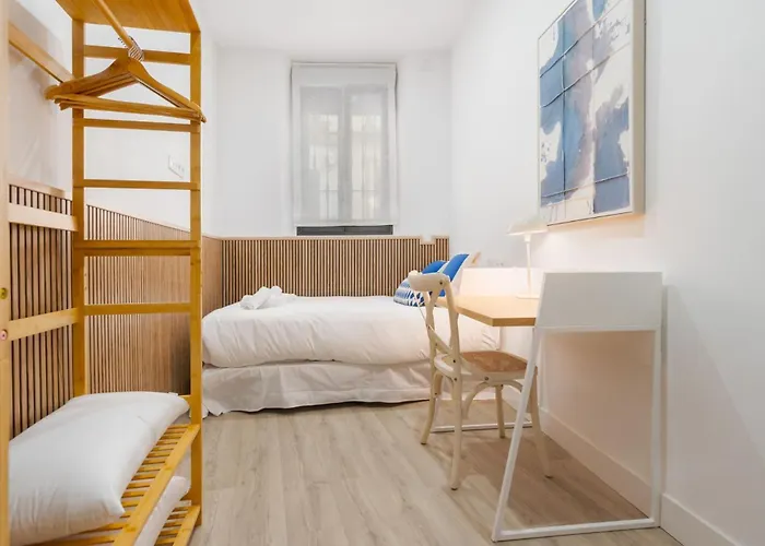New Modern - Quiet Street - Setas De